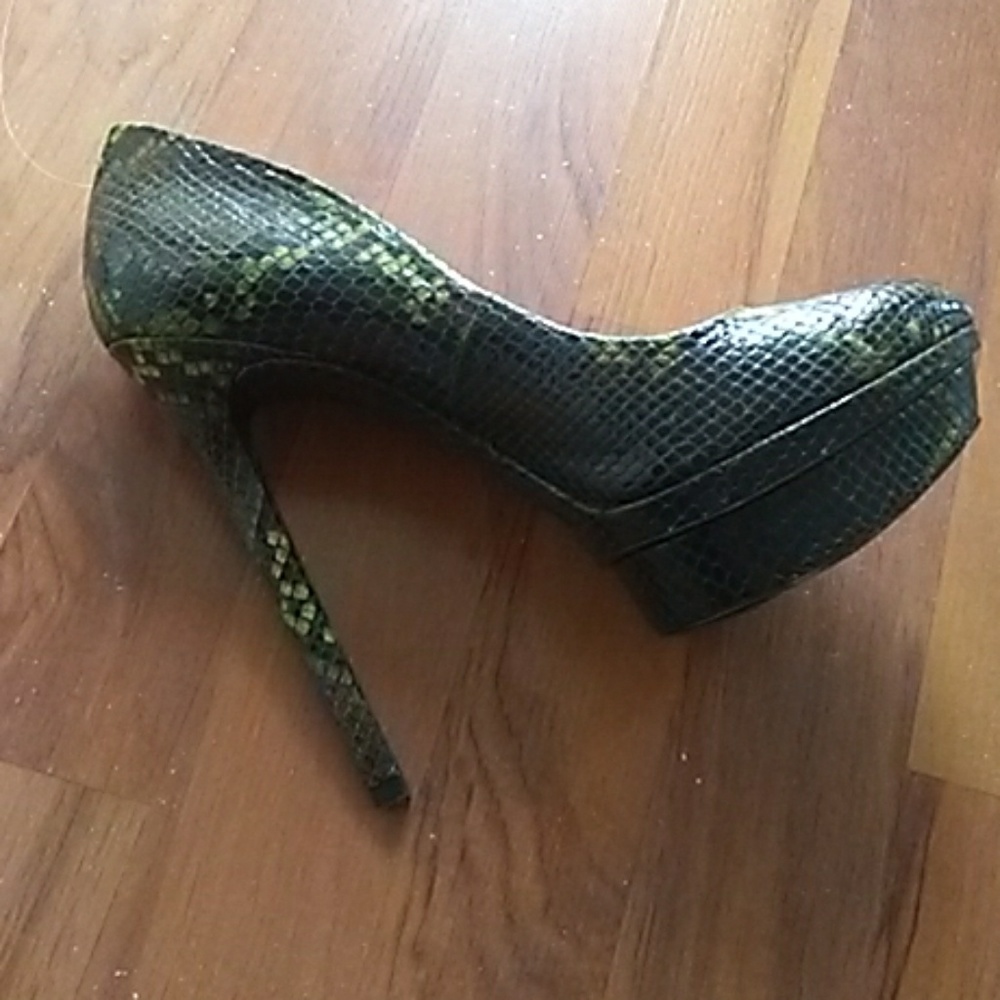 Shoes - Picture 3 of 4